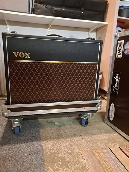 Vox AC 30 C2 + kuljetuskotelo pyörillä