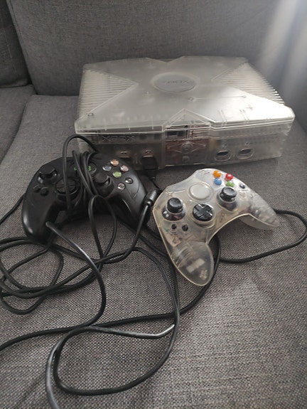 Crystal Xbox pelikonsoli 2:lla ohjaimella