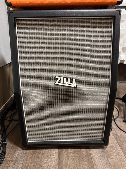 Zilla made in UK 2x12 16 Ohm kaappi