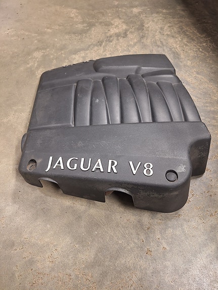 Jaguar V8 moottorin muovi päällinen