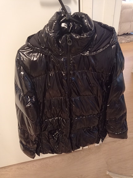 Adidaksen puolipitkä kiiltävä puffer takki L