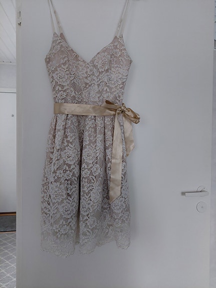 Beige juhlamekko S