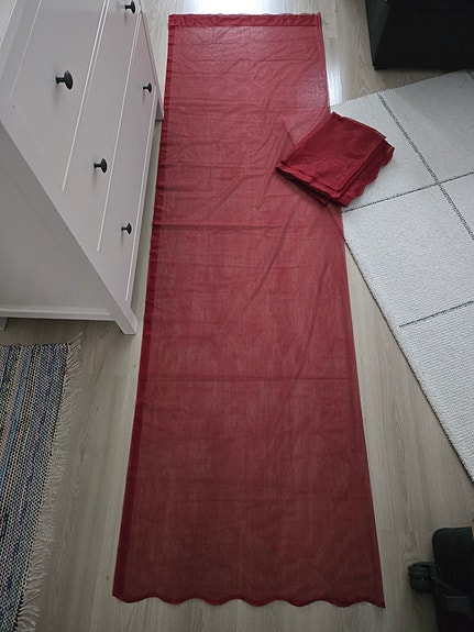 Punaiset läpikuultavat verhot
