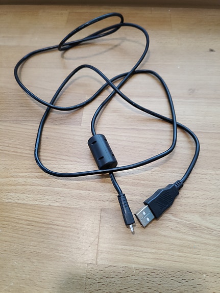 USB-datakaapeli; USB-A-urosliitin ja Mini-USB-liitin. 
Tori.fi
Tori.fi
 +1