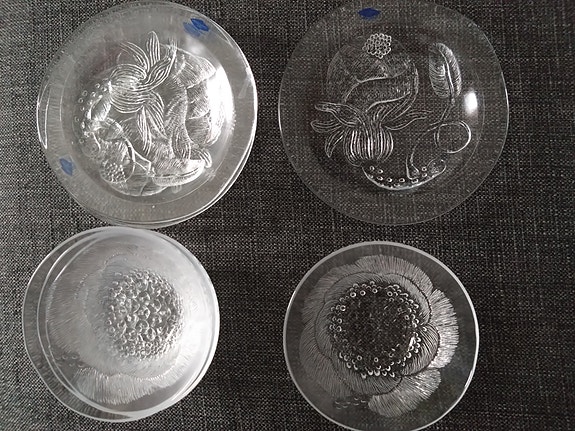 Pioni-lasiastioita, Nuutajärvi. Jälkiruokakulhot 4 ja pikkulautaset 4.