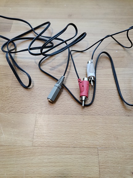 RCA audiojohto naaras–uros liittimillä