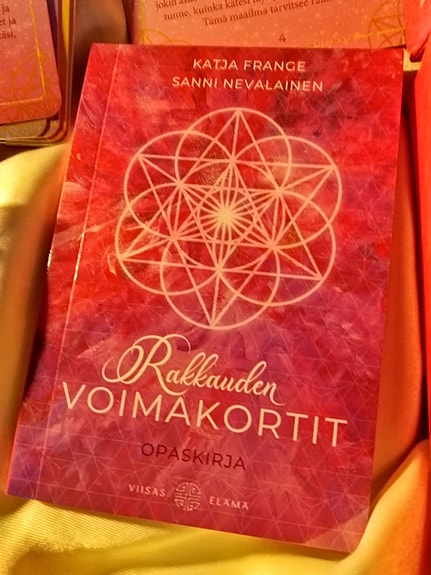 Sanni Nevalainen Rakkauden voimakortit opaskirja ja korttipakka