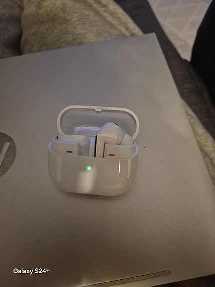 Galaxy Buds 3 Pro, kotelo ja yksi kuuloke.