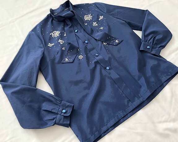 VINTAGE 70-luvun sininen kirjailtu paita rusettikaulus pussy bow pusero retro M