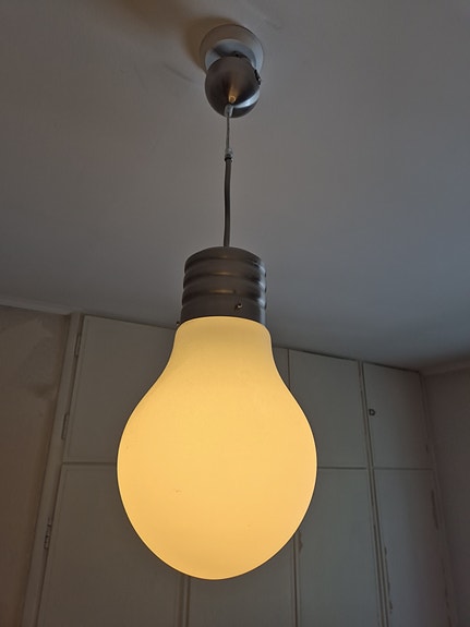 Hehkulampun mallinen kattolamppu