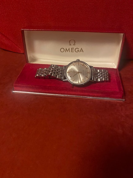 Omega miesten rannekello teräsrannekkeella.
