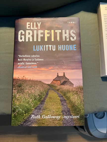 Elly Griffiths Lukittu huone kirja