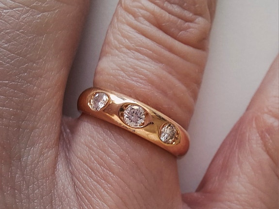 18k Kultasormus kolmella timantilla koko 16,25