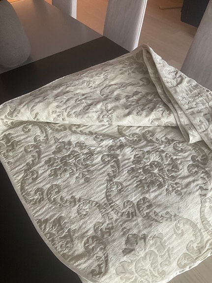 Myydään 80x200 sängylle beige värinen päiväpeitto