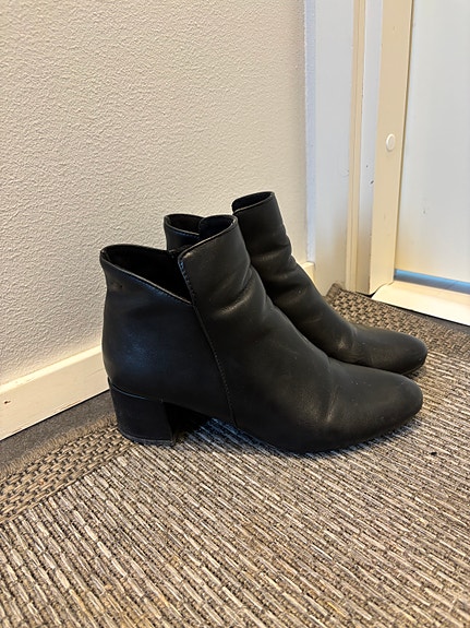 Mustat nilkkurit, 40