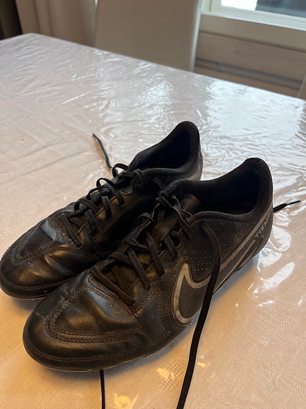 Nike Tiempo Legend 9 jalkapallokengät koko 41 musta