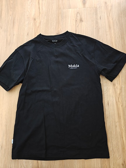 Makia musta t-paita printillä, koko S
