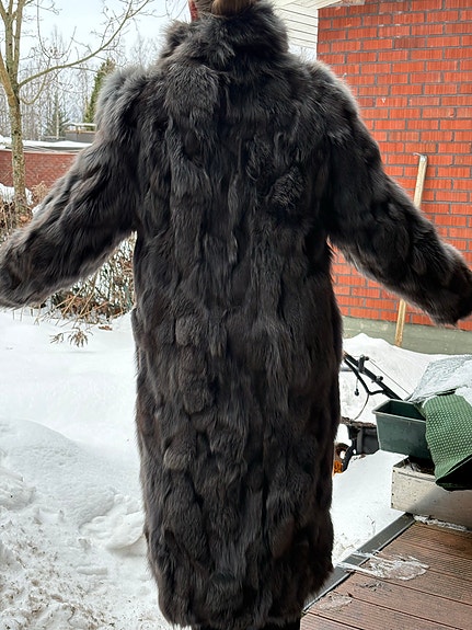 Harmaa pitkä turkki