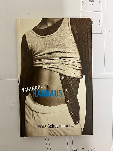 Nora Schuurman Vahinkorakkaus romaani