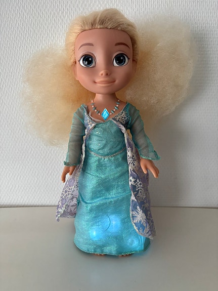 laulava Elsa nukke Disney Frozen