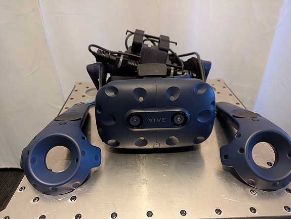 HTC Vive Pro full kit + langaton adapteri + kaapelit