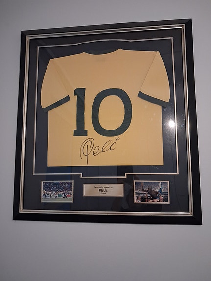 Pelé: kehystetty pelipaita nimikirjoituksella