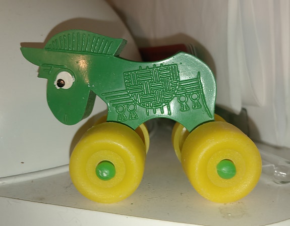 Muovinen retro, Troijan hevonen lelu.