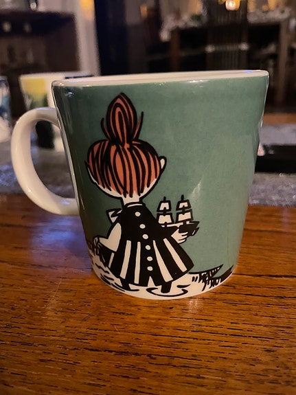 Arabia Muumi muki pikkumyy liukumäessä
