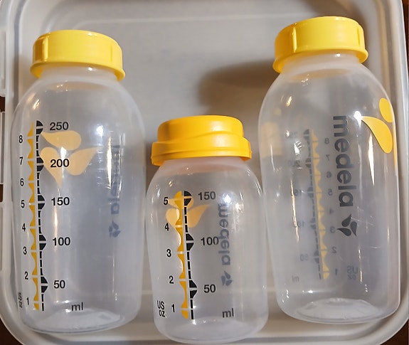 Medela Harmony manuaalinen rintapumppu ja muoviset tuttipullot