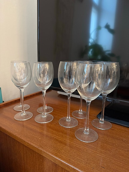 8 kpl viinilaseja (4 x valkoviini, 4 x punaviini)