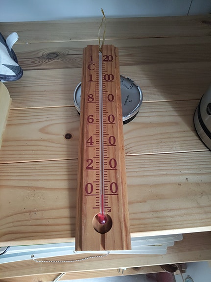 Iso Puinen lämpömittari