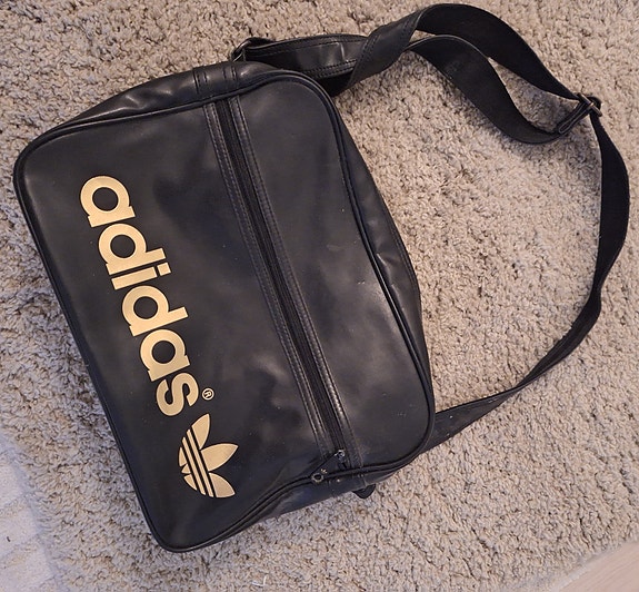 Adidas olkalaukku
