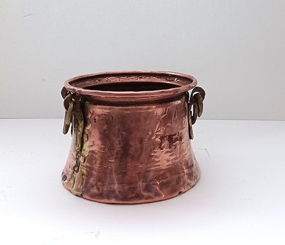 Vanha käsintaottu kupari astia/kupari ruukku