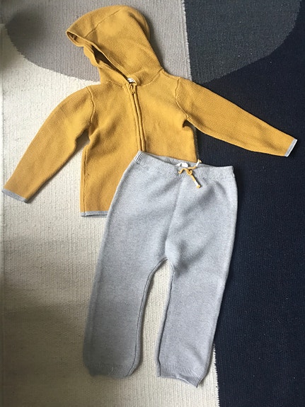 Neuleasu, housut ja hupullinen neuletakki, koko 92cm