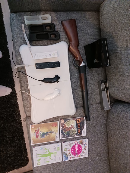 Nintendo Wii pelikonsoli tarvikkeilla ja peleillä