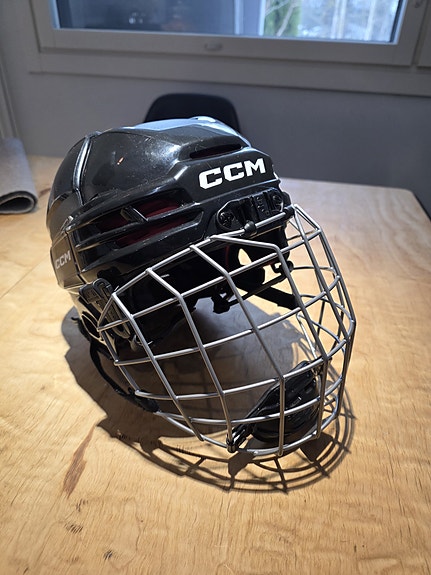 CCM Tacks 70 kypärä ristikkosuojalla