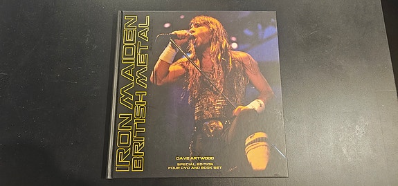 Iron maiden 4:jän musiikki dvd kirja