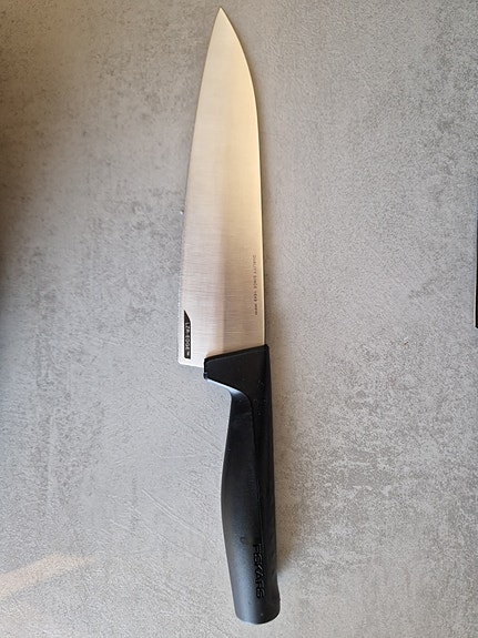 Fiskars Hard Edge iso kokinveitsi, terän pituus 20 cm.