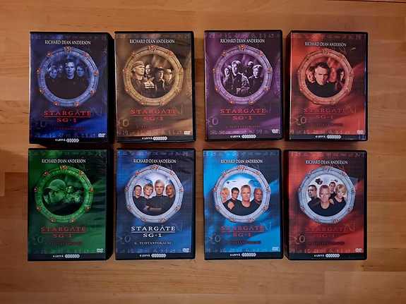 Tähtiportti, tuotantokaudet 1.-8. /DVD