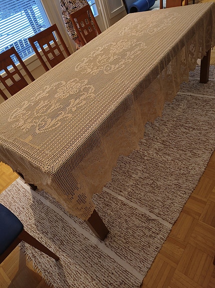 Päiväpeitto / Pöytäliina käsin virkattu pitsi beige