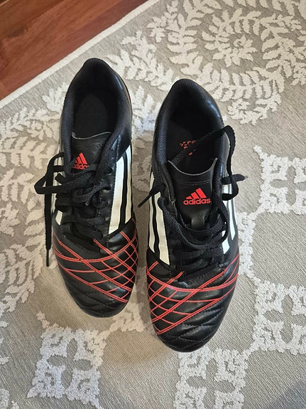 Adidas jalkapallokengät musta–punainen koko UK 7