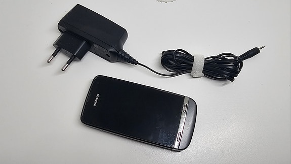 Nokia Asha 311 + laturi / charger. Kosketusnäyttö
