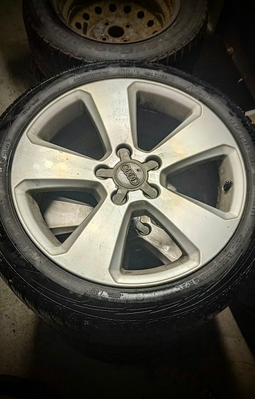 Audi OEM 17" Alumiinivanteet + Kitkarenkaat 205/50- r17
