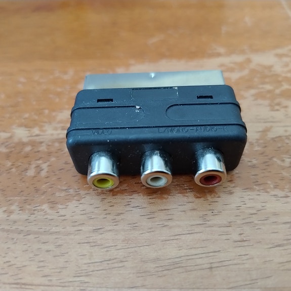 Scart liitin audiolähdöillä