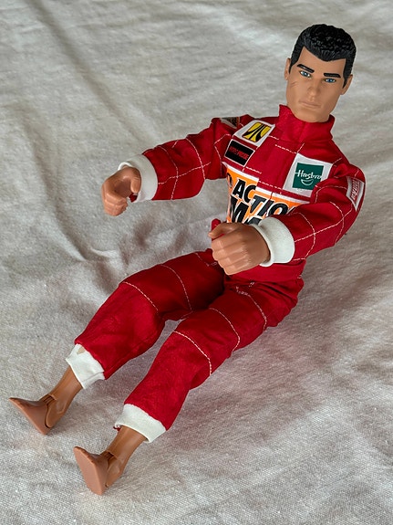 Hasbro Action Man nukke punaisella ajopuvulla