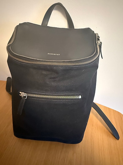 Sandqvistin musta unisex reppu