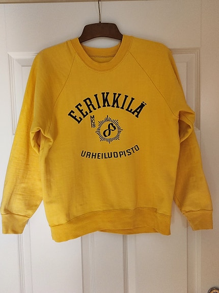 Retro College paita