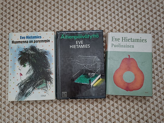 Kolme Eve Hietamies kirjaa