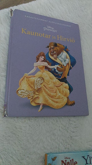 Kaunotar ja hirviö kirja