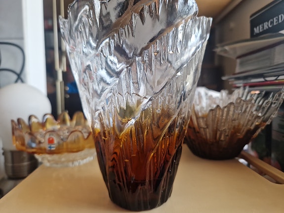 Kumela lasimaljakko ja kulho ruskea kirkas lasi